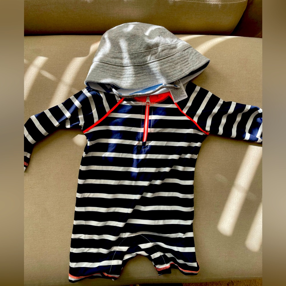 12-18m gap swimsuit and reversible sun hat